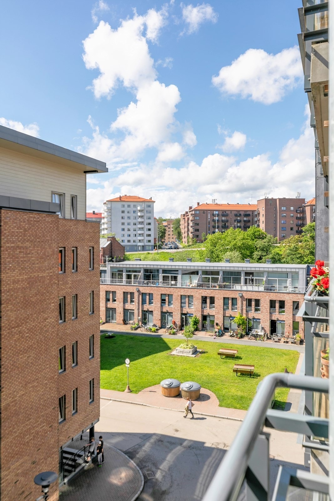 Utsikt fra balkongen mot fine grøntområder på Lilleborg. Galleribilde