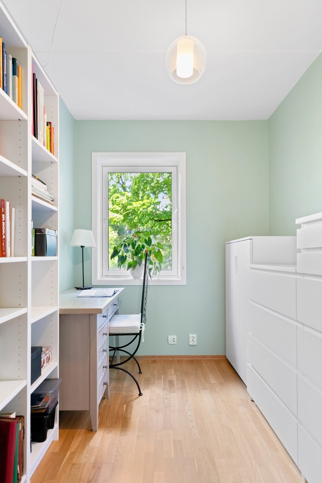 Det første soverommet er det minste og passer perfekt som gjesterom, barnerom eller kontor. Galleribilde