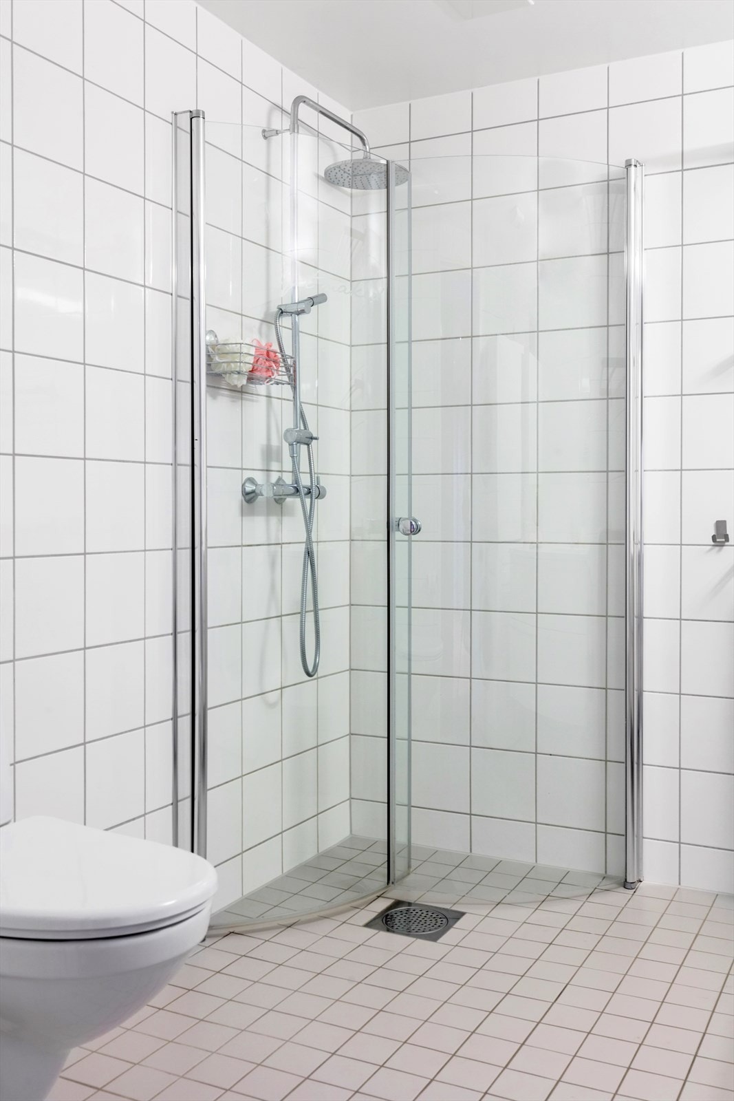 Baderommet har også dusj med innfellbare glassvegger, vegghengt toalett med skjult sisterne og opplegg for vaskemaskin. Galleribilde