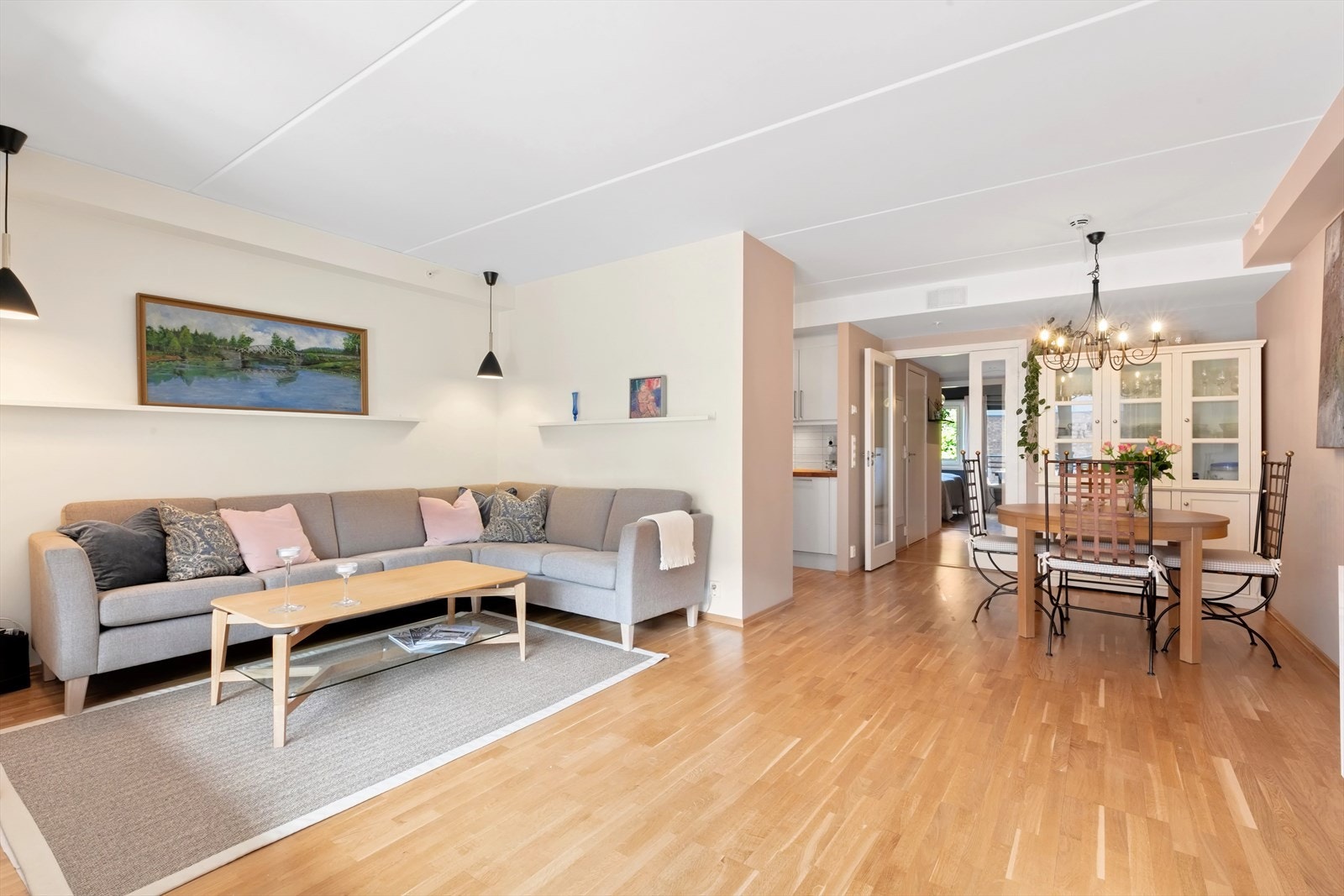 Lys og åpen stue med god plass til ønskelig møblement. Galleribilde