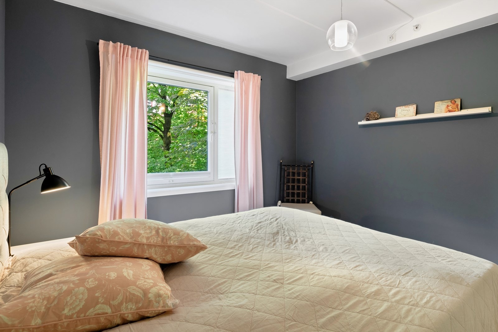 Soverom 2 er romsligere og har plass til dobbeltseng med tilhørende nattbord. Galleribilde