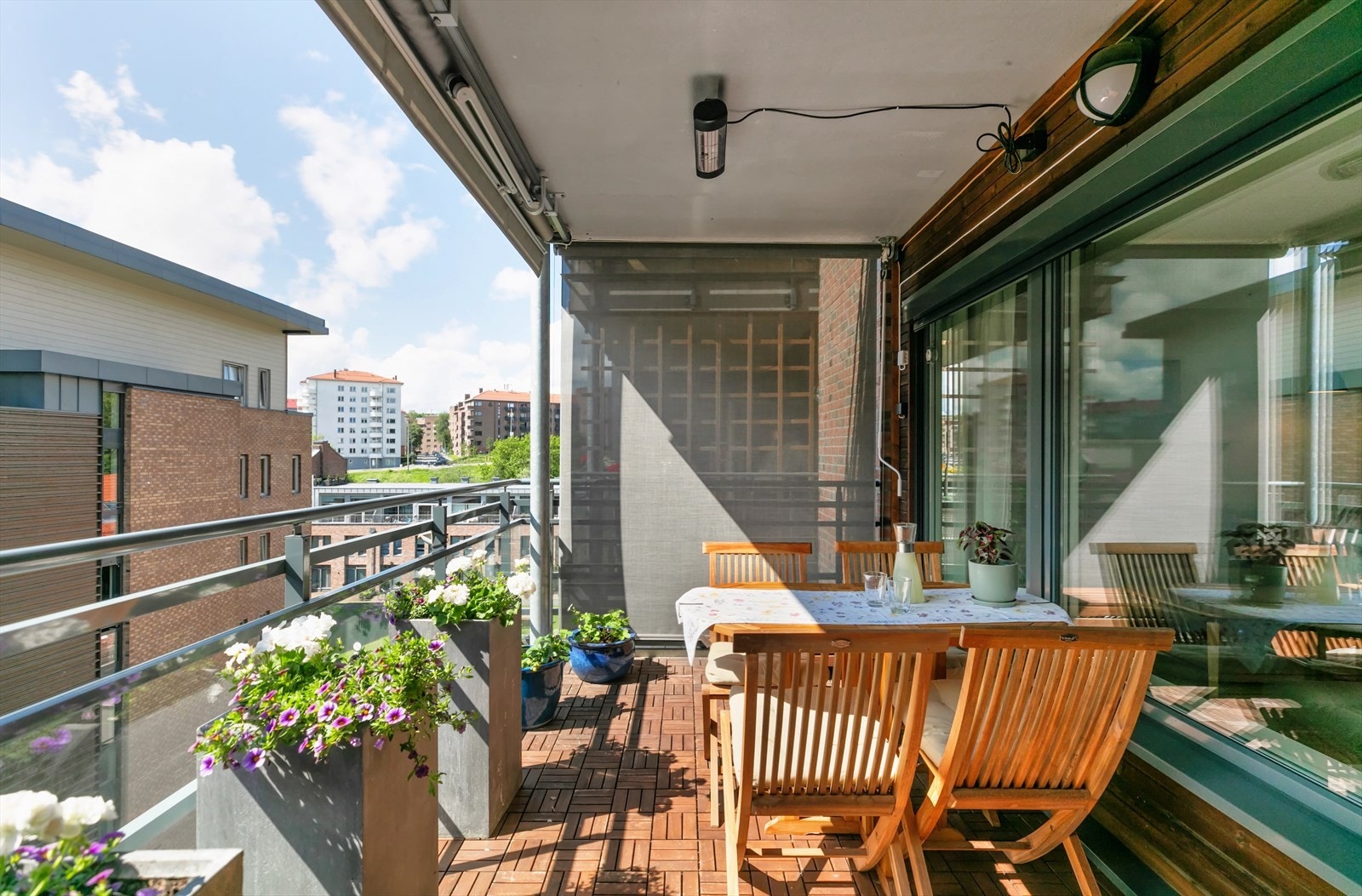 Fra stuen er det utgang til en flott balkong på 10 kvm med svært gode solforhold. Galleribilde