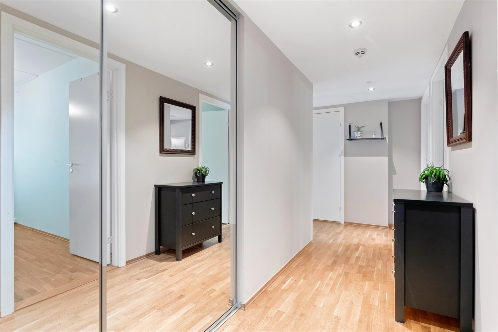 Her er det god plass til å henge fra seg yttertøy og plassere sko. Galleribilde