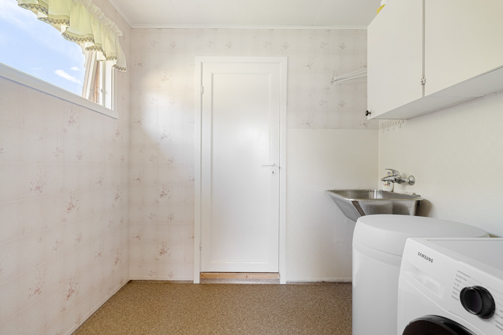 Praktisk vaskerom med plass til vaskemaskin og tørketrommel.