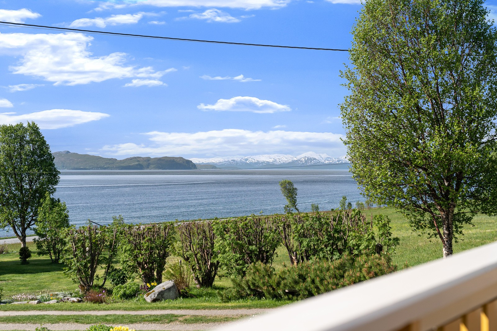 Vannkanten ligger kun et steinkast unna - helt perfekt på solrike sommerdager!
