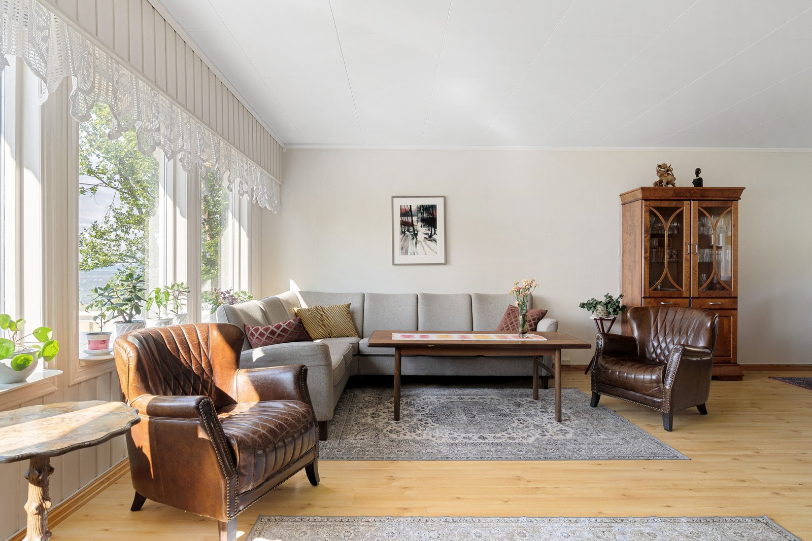 Inne i stuen er det lysmalte overflater