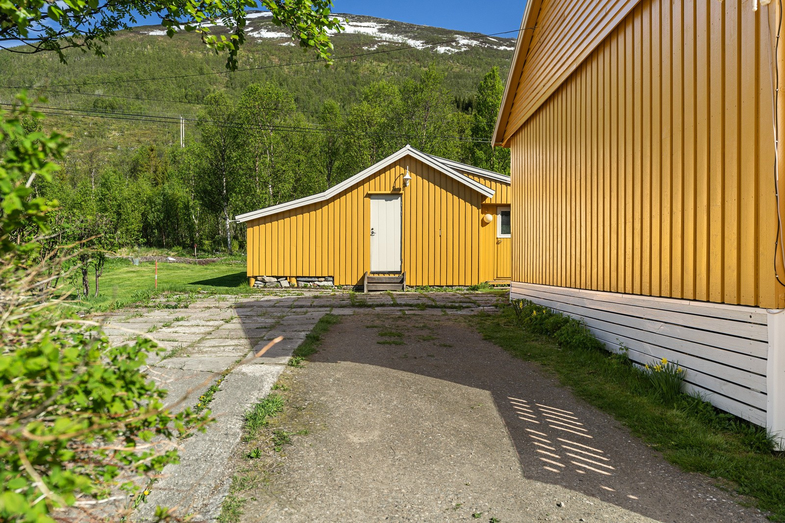 I innkjørselen på tomten er det godt med parkeringsplass.