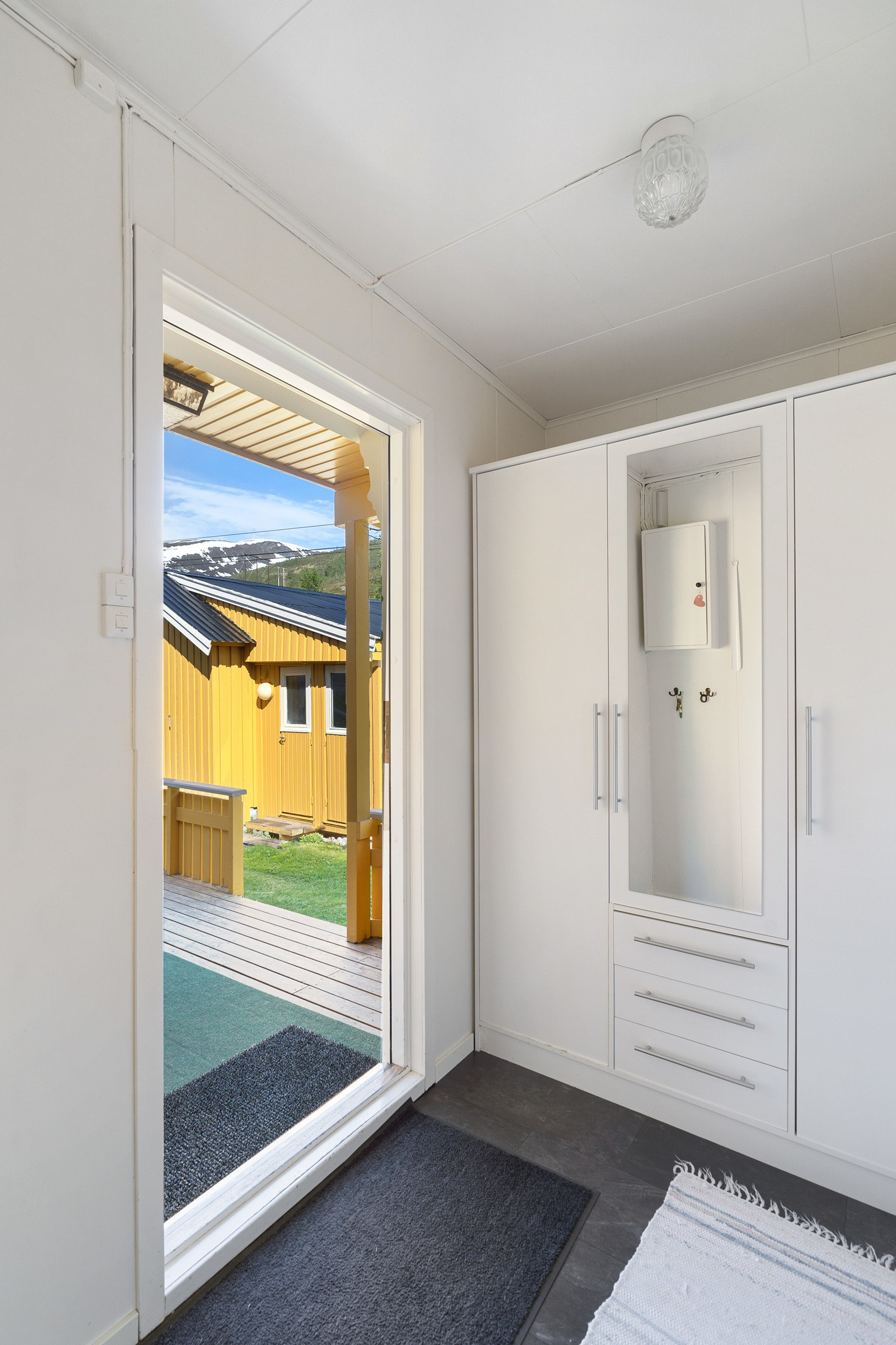 Velkommen inn! I vindfanget er det i dag plassert et skap og det er gode muligheter for oppbevaring av yttertøy her.