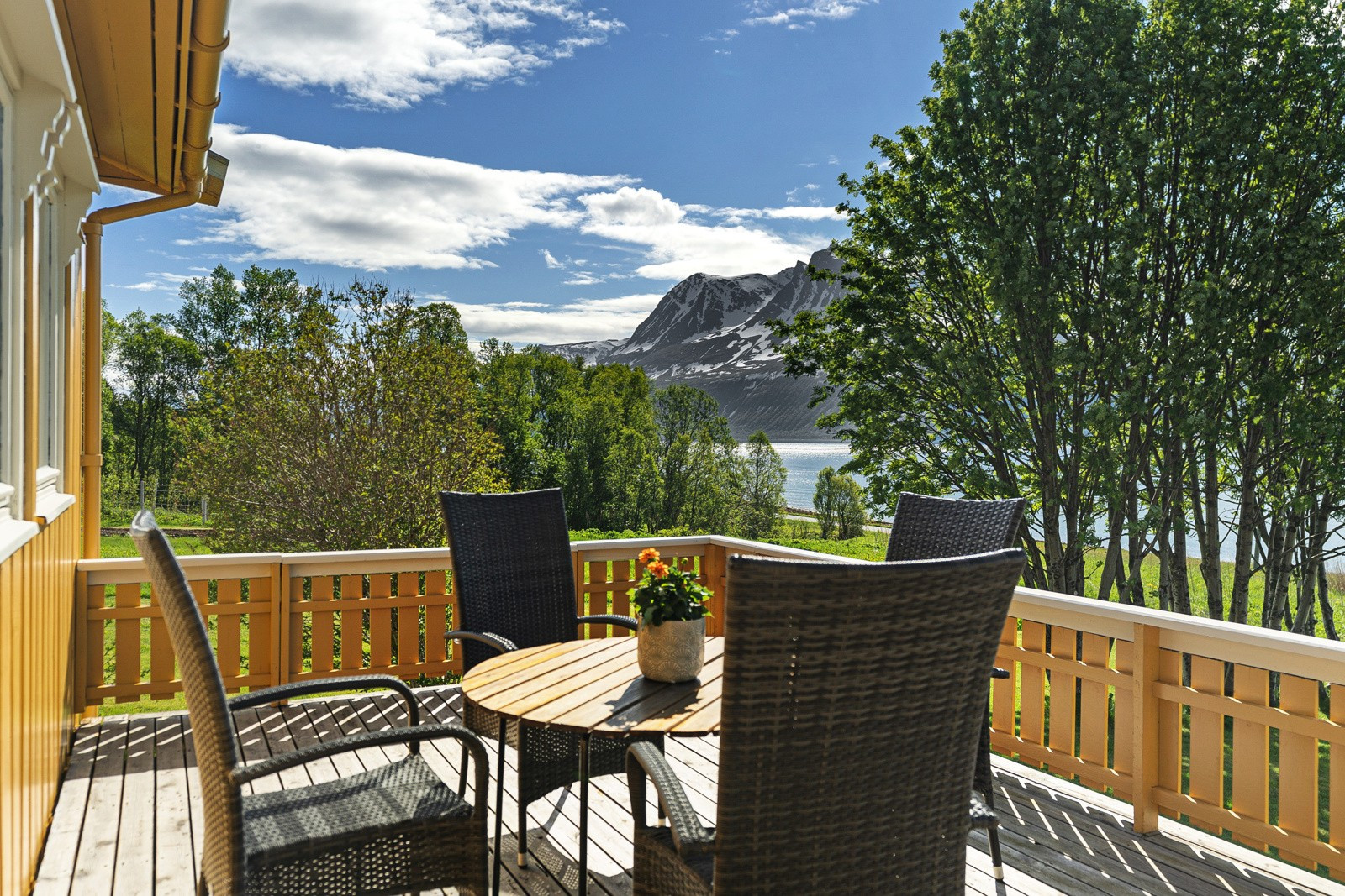 Terrassen ligger godt til med gode solforhold og utsikt!