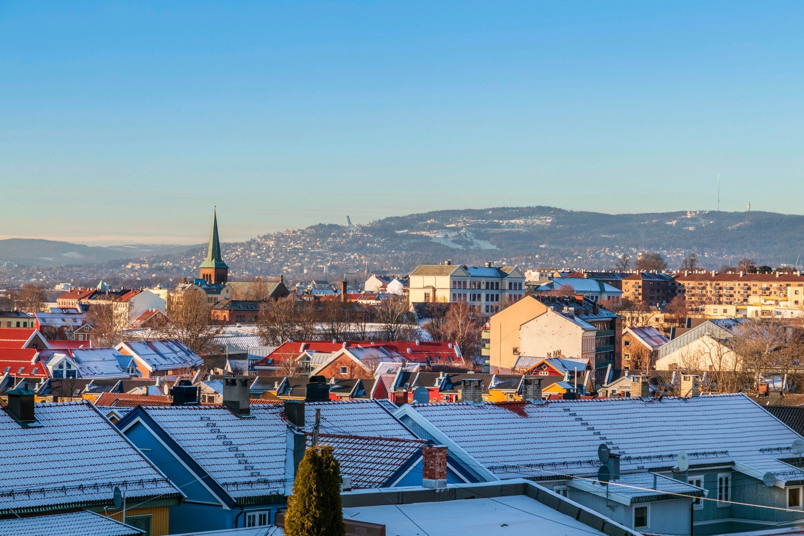 På sommeren er det sol på balkongen helt til den går ned bak Holmenkollen. Galleribilde