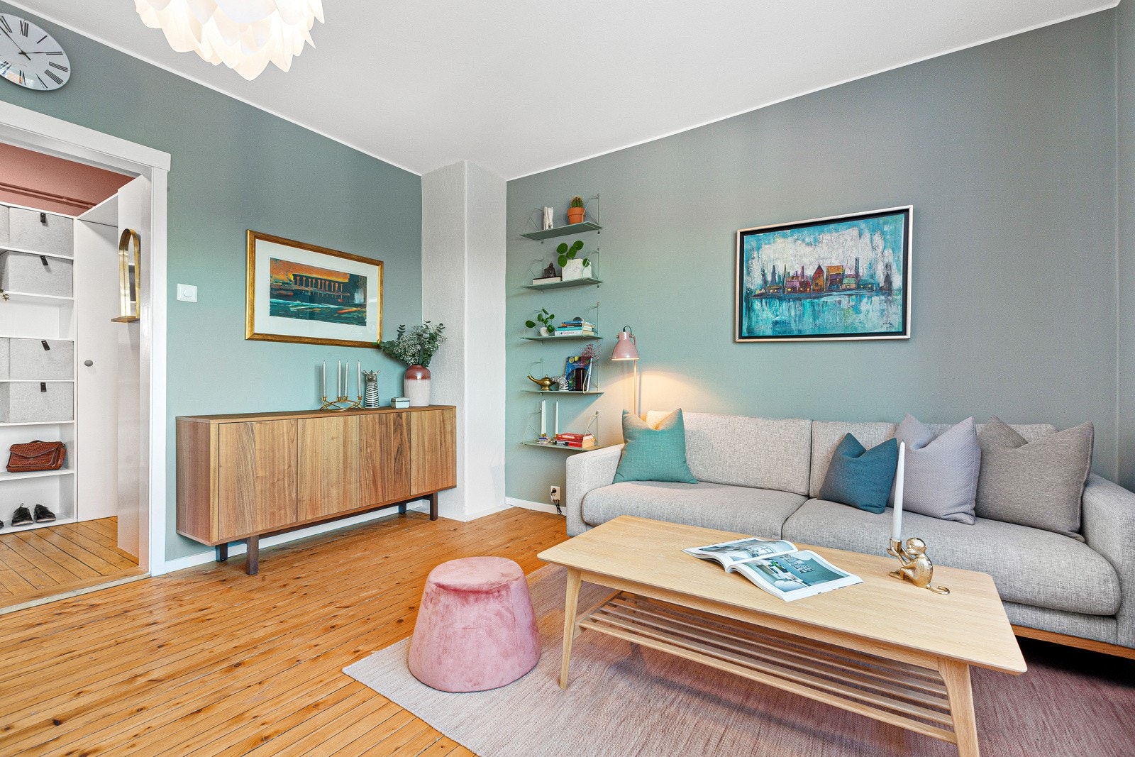 Tiltalende stue med god plass til både sofagruppe, spisegruppe og TV- løsning. Galleribilde