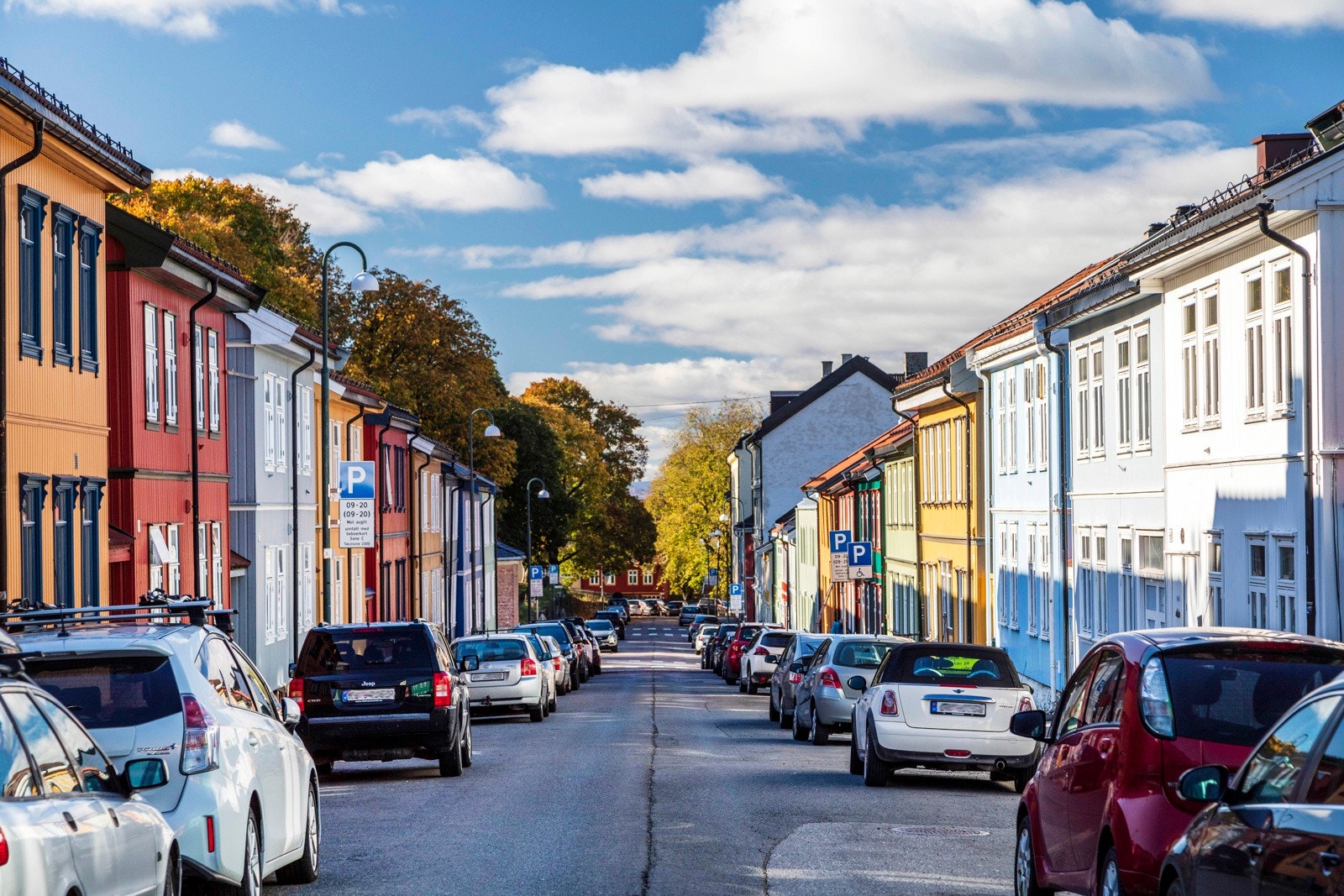 Området består av fargerike bygårder og trehusbebyggelse. Her får man en følelse av at man bor i en småby midt i byen Galleribilde