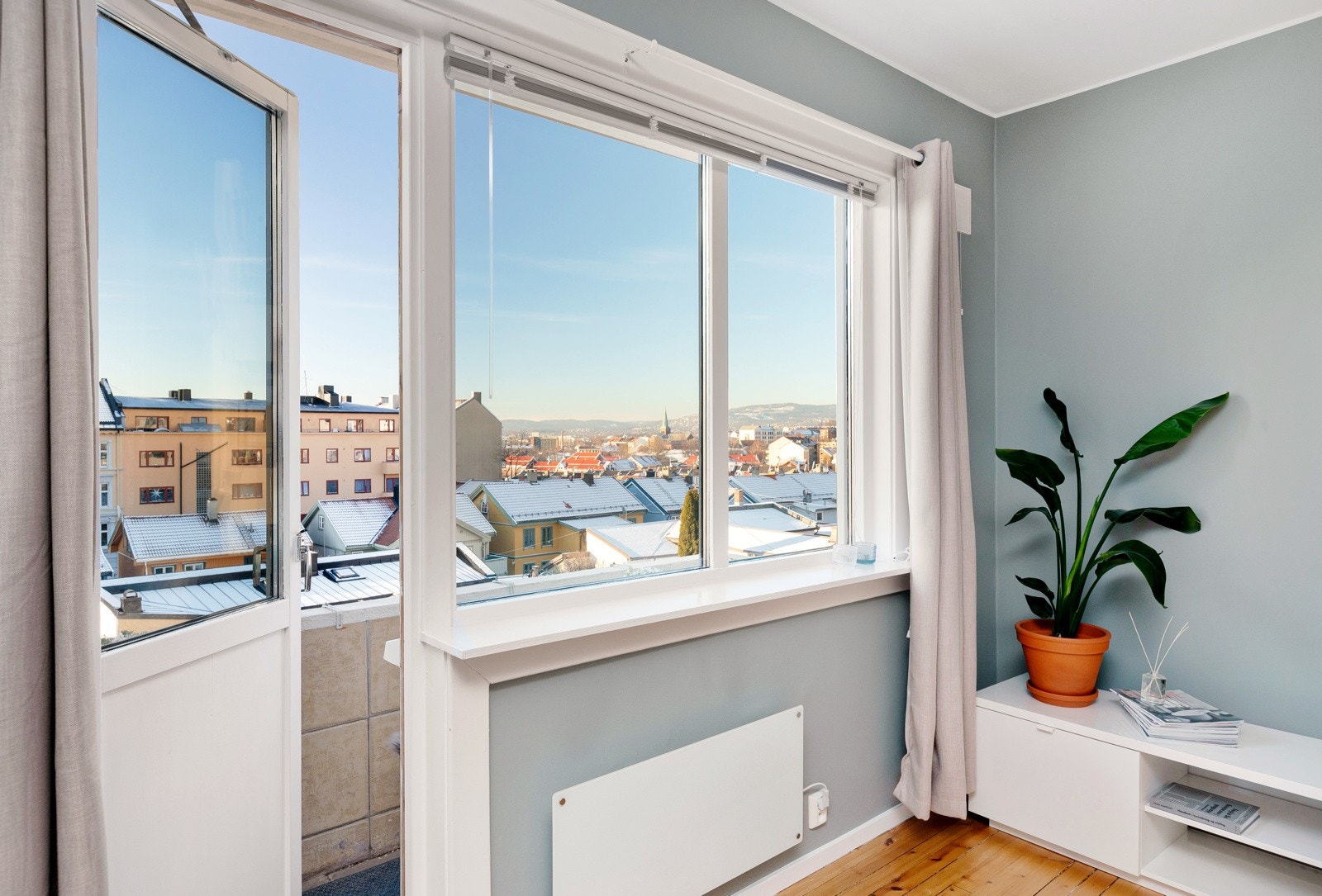 Generøse vindusflater som slipper inn godt med naturlig lys. Galleribilde