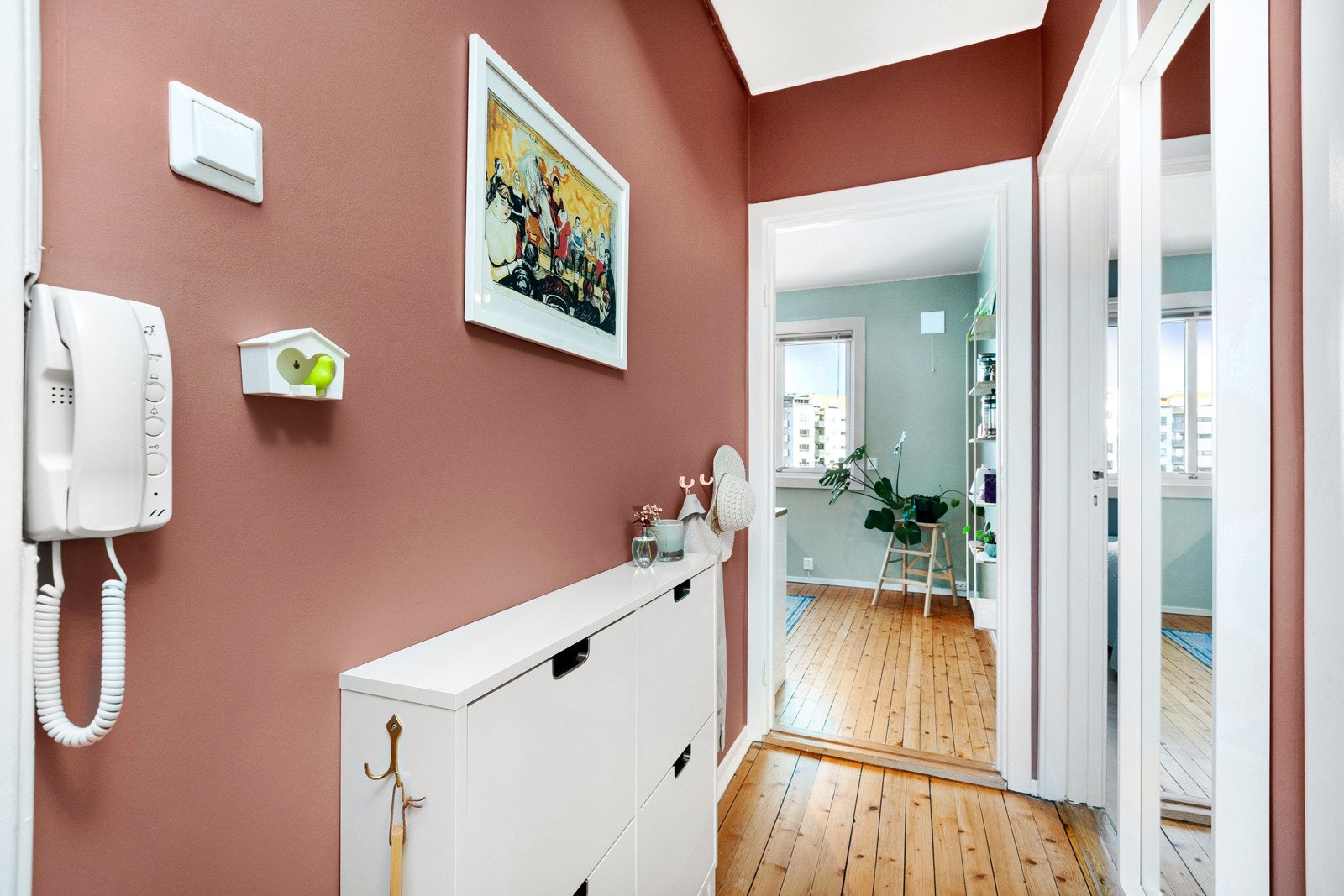 God oppbevaringsmuligheter i plassbygde skap/oppbevaringsløsning. Galleribilde