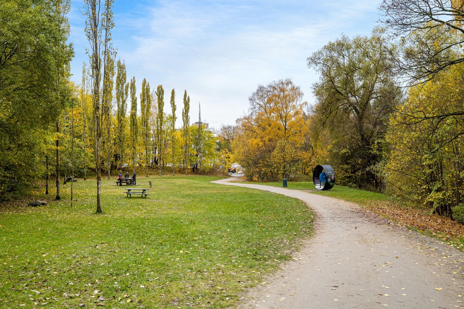 Svartdalsparken har en idyllisk tursti langs elvebredden mot sentrum eller mot Lillomarka. Galleribilde