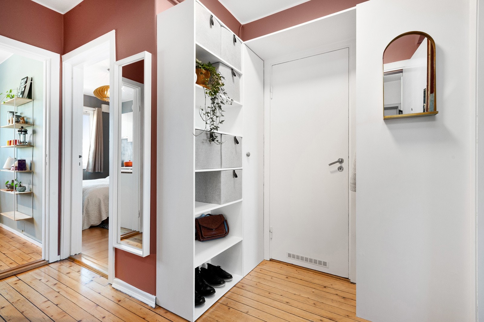 Entréen er tiltalende, med plass til oppbevaring av sko og yttertøy. Galleribilde