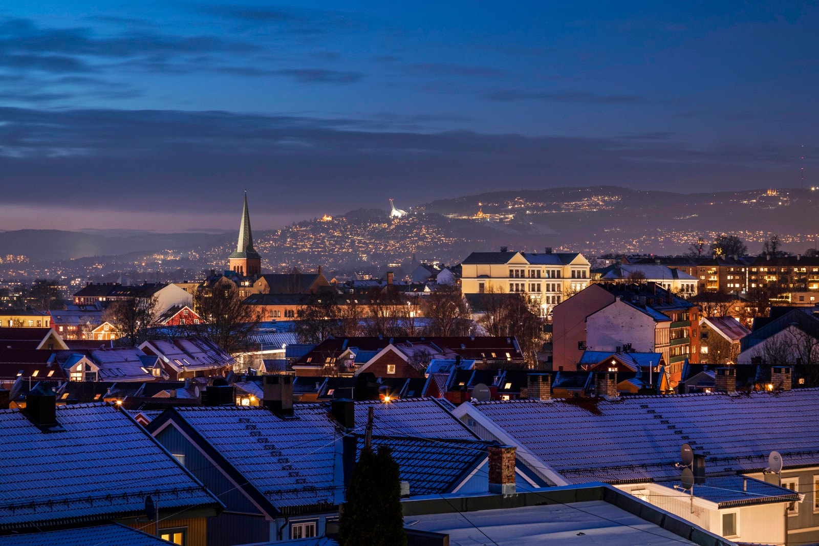 På sommeren er det sol på balkongen helt til den går ned bak Holmenkollen. Galleribilde