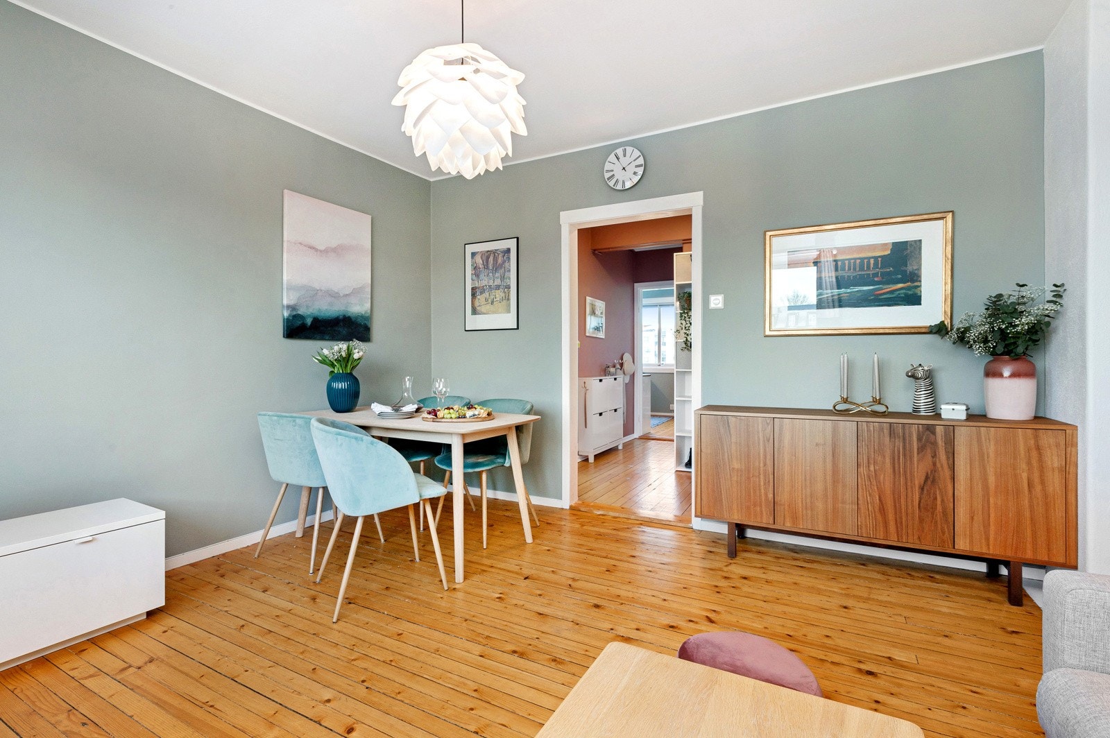 Tiltalende stue med god plass til både sofagruppe, spisegruppe og TV- løsning. Galleribilde