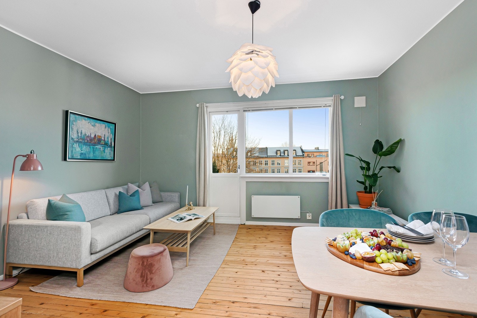 Stuen fremstår lys, luftig og tidsmessig utført. Galleribilde