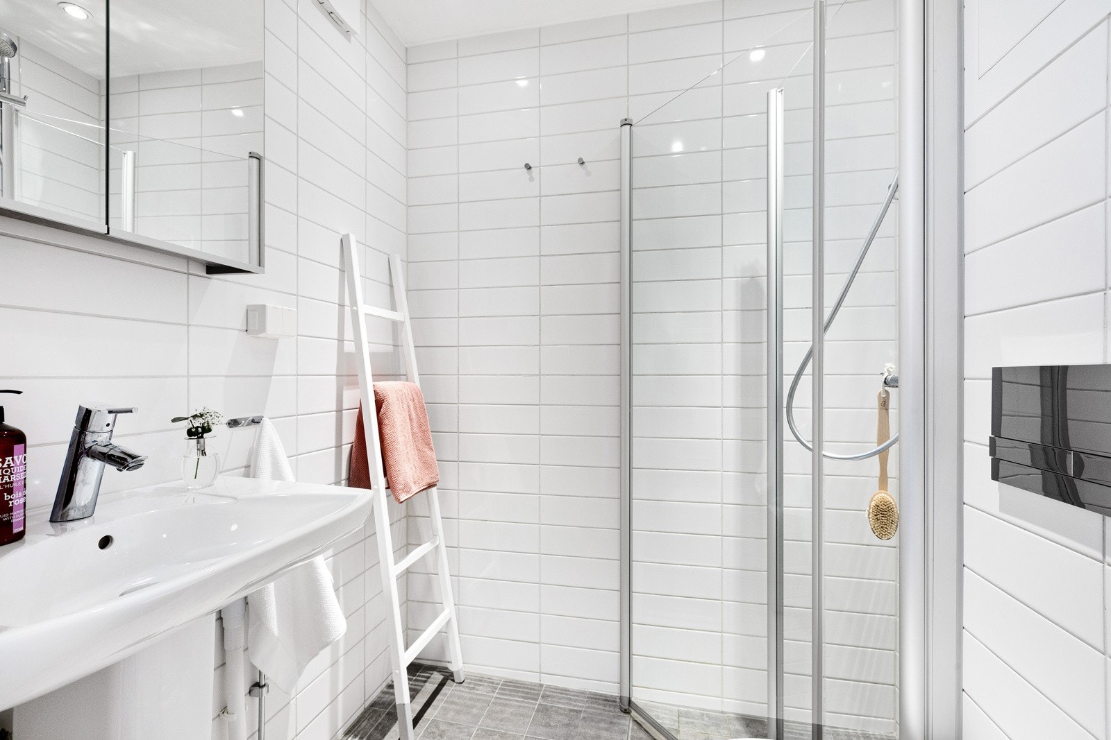 Delikat bad/wc, flislagt i tidløs stil med opplegg for vaskemaskin, downlights og varmekabler i gulvet. Galleribilde