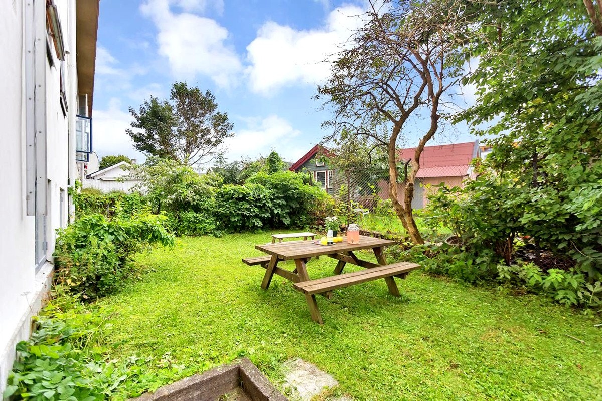 Sameiet har en inngjerdet bakgård som grenser til kolonihagen. Galleribilde