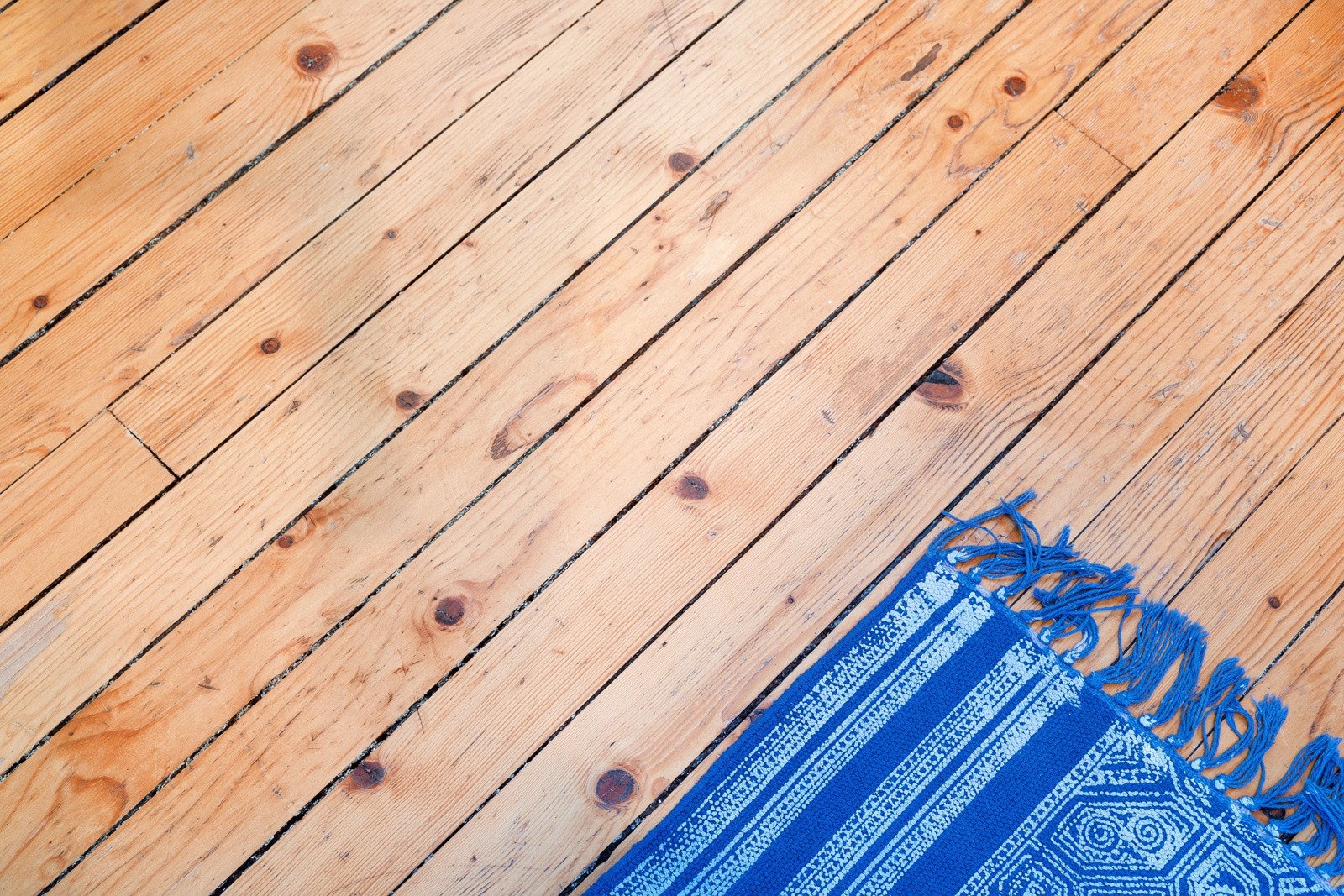 Klassiske detaljer som originale tregulv. Galleribilde