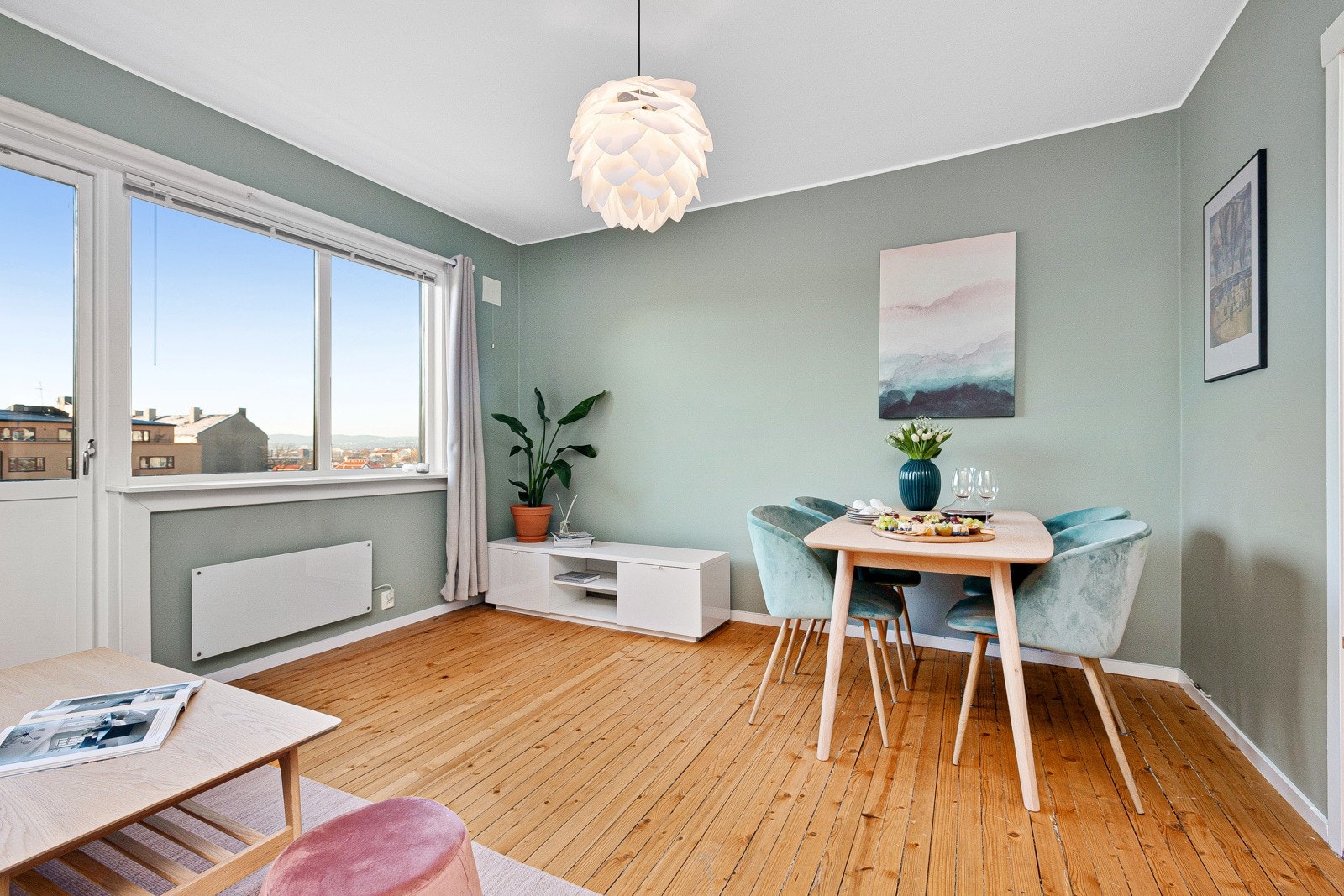 Generøse vindusflater som slipper inn godt med naturlig lys. Galleribilde