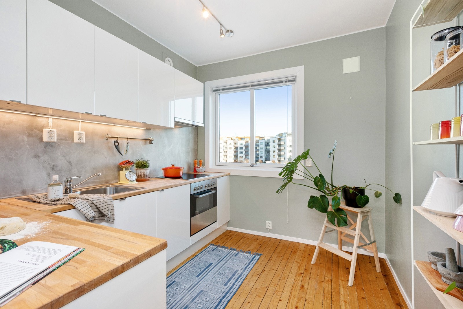 Moderne og velholdt kjøkkeninnredning fra 2014, god plass til kjøleskap i hjørnet. Galleribilde