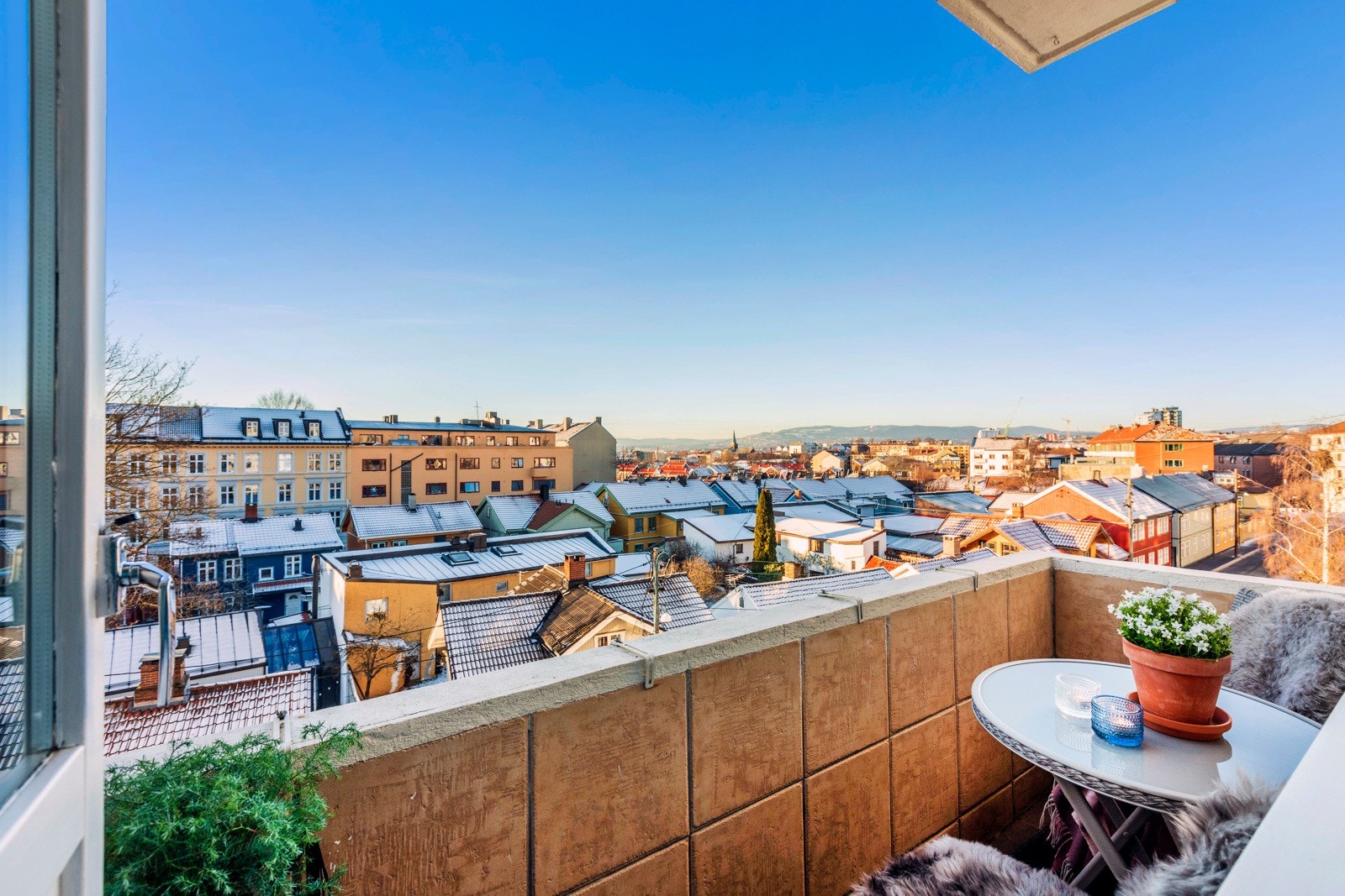 Vestvendt balkong med fantastisk utsikt og gode solforhold. Galleribilde