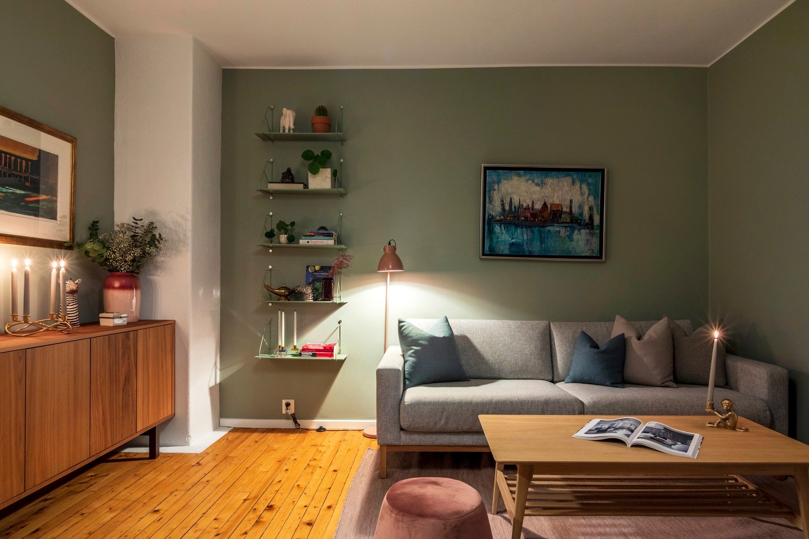 Stuen fremstår lys, luftig og tidsmessig utført. Galleribilde