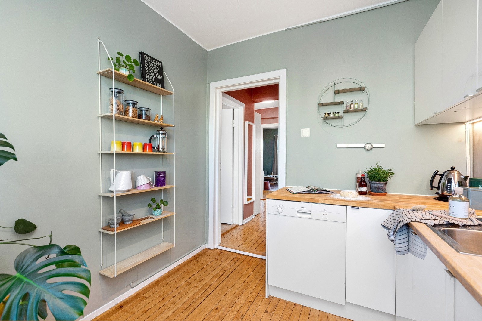 Kjøkkeninnredning i hvite slette fronter og heltre benkeplate. God skap- og benkeplass! Galleribilde