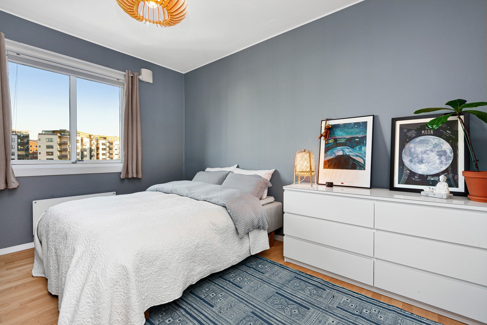 Soverommet er holdt i moderne farge som står i stil med resten av leiligheten. Galleribilde