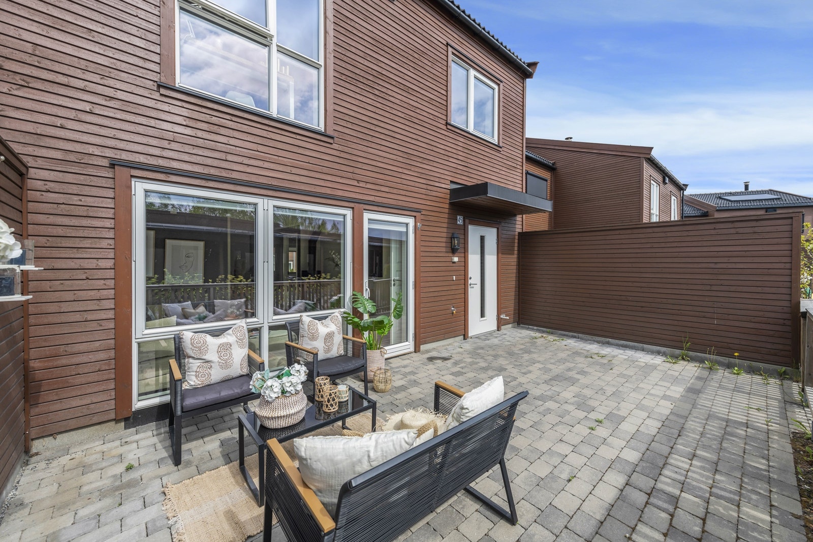 Koselig og steinbelagt inngangsparti med god plass for sittegruppe. Området er meget barnevennlig. Galleribilde