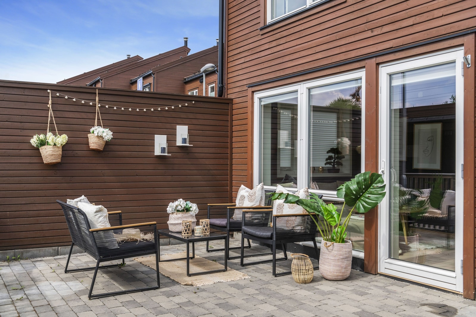 Koselig og steinbelagt inngangsparti med god plass for sittegruppe. Området er meget barnevennlig. Galleribilde