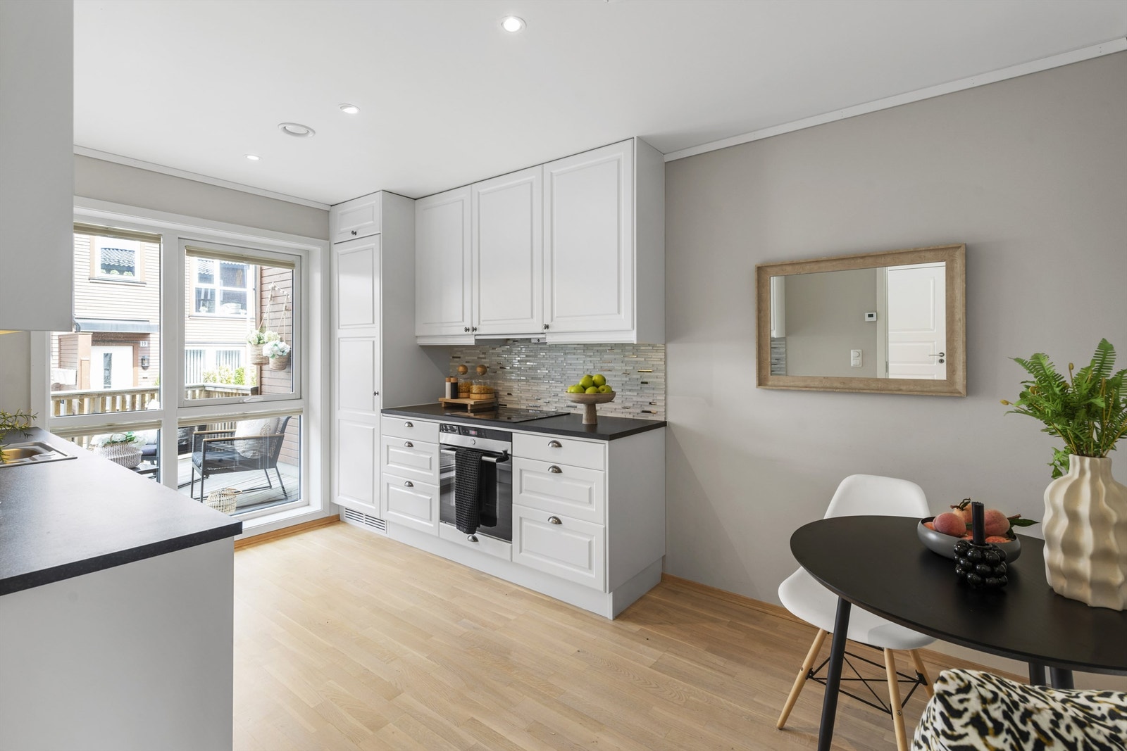 Kjøkkenet er montert langs begge sider av rommet, og har god benke- og skapplass i over- og underskap. Galleribilde