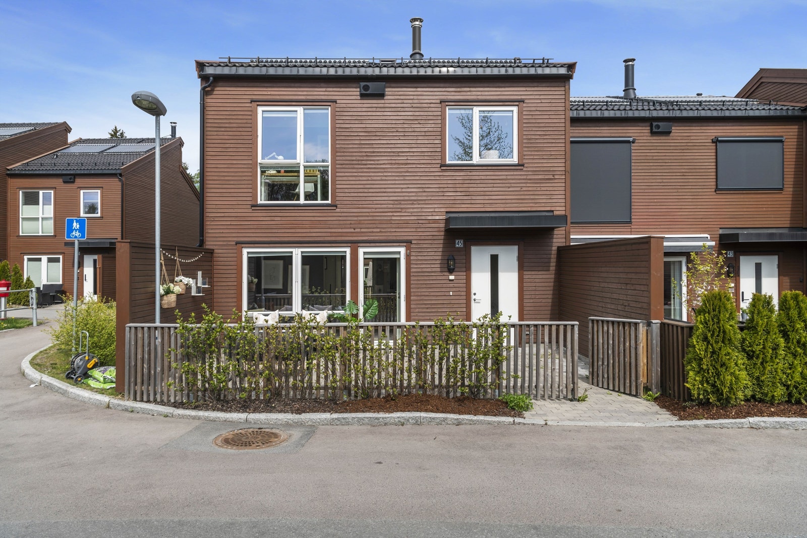 Nordbygrenda 45 er et pent og attraktivt enderekkehus beliggende i et meget barnevennlig område Galleribilde