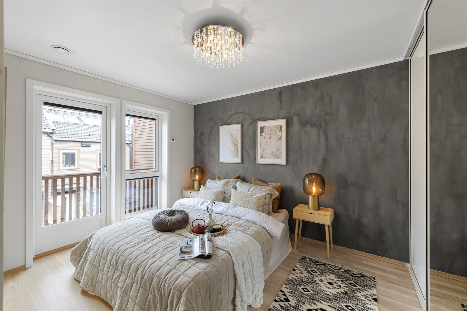 Boligen har fire gode soverom, hvorav det ene soverommet har adkomst til balkong. Galleribilde