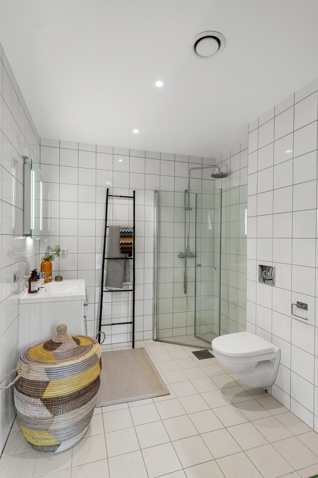 Badet i første etasje er innredet med blant annet heldekkende servant på skuffløsning og speil med integrert belysning. Galleribilde