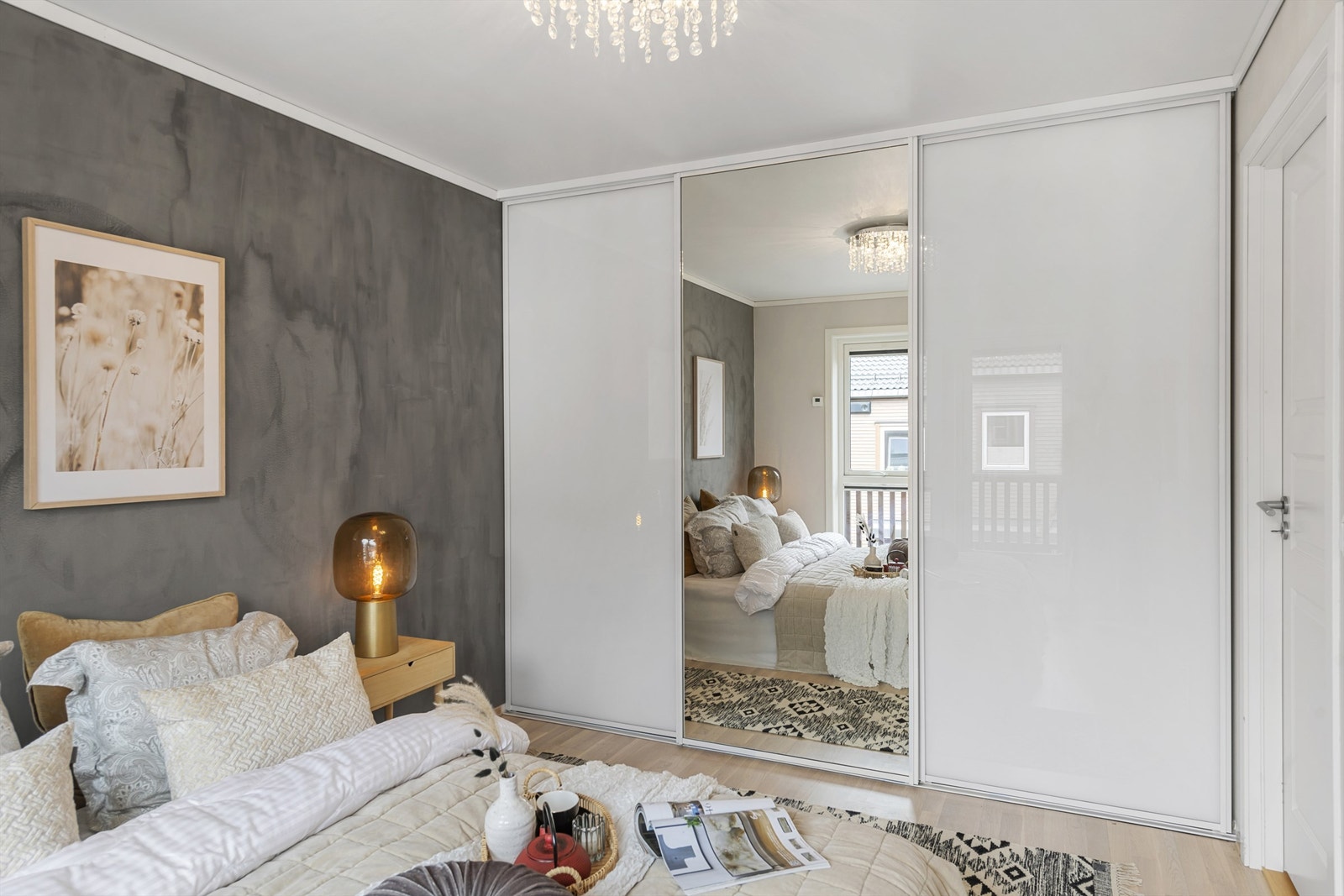 God plass for oppbevaring i skyvedørsgarderobe. Galleribilde