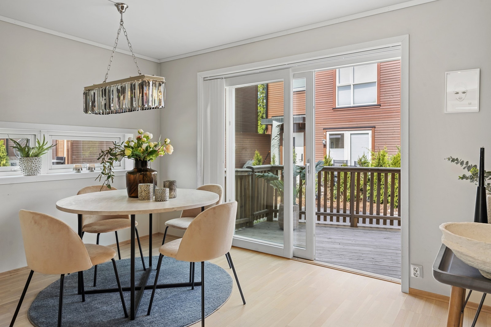 Fra spisestuen er det utgang til boligens andre markterrasse. Galleribilde