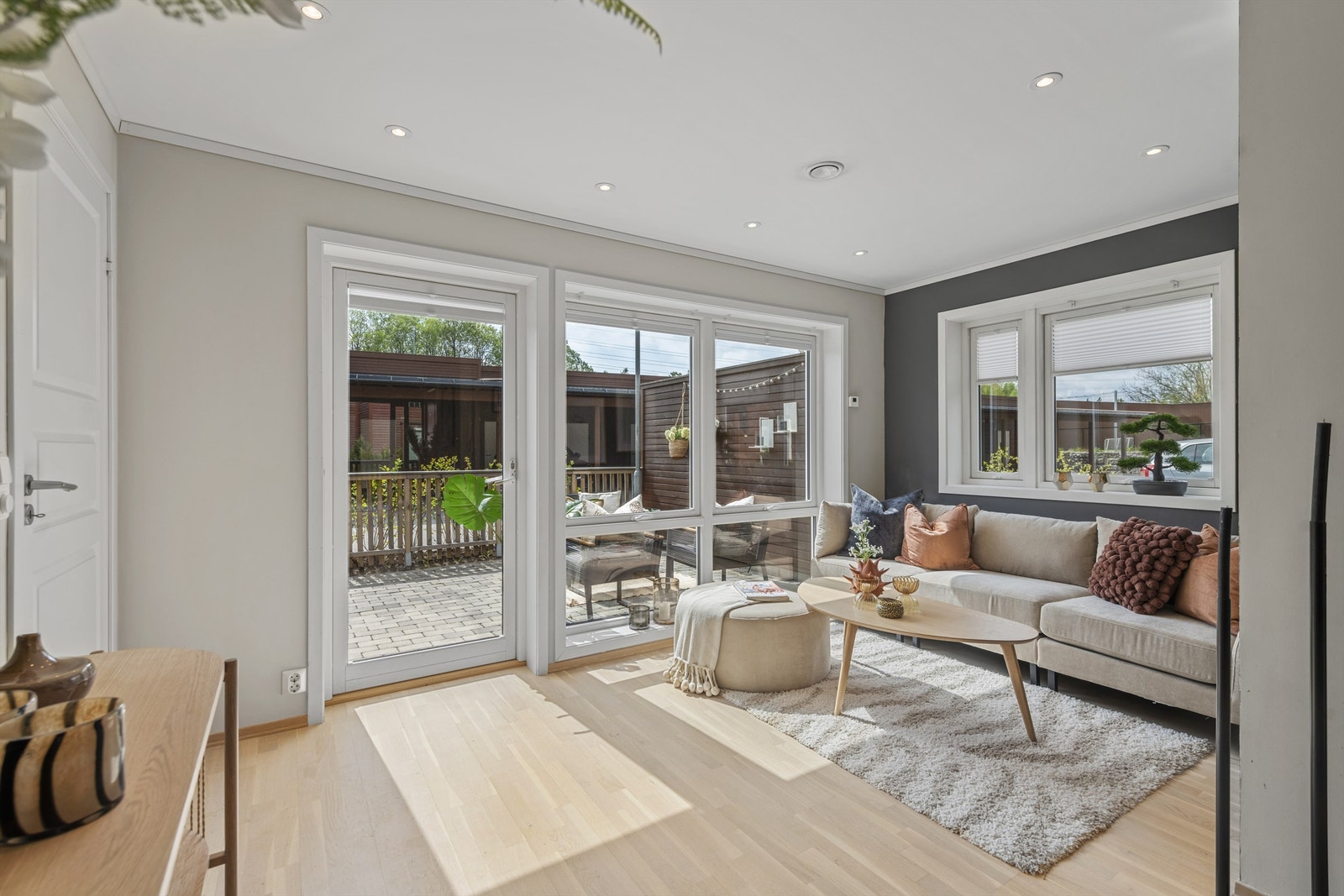 Stuen har egen sone med flere vindusflater samt downlights i himling. Galleribilde