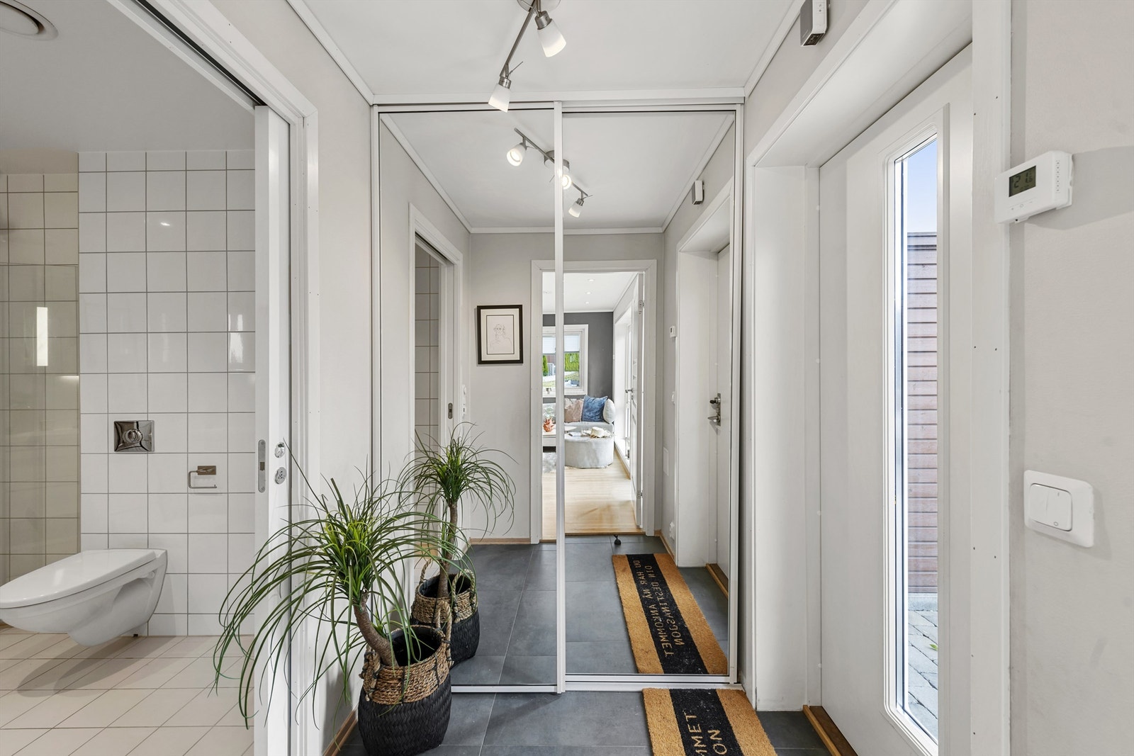 Det første som møter deg innendørs er en entré holdt i lyse og nøytrale farger som gir et godt førsteinntrykk av boligen. Galleribilde