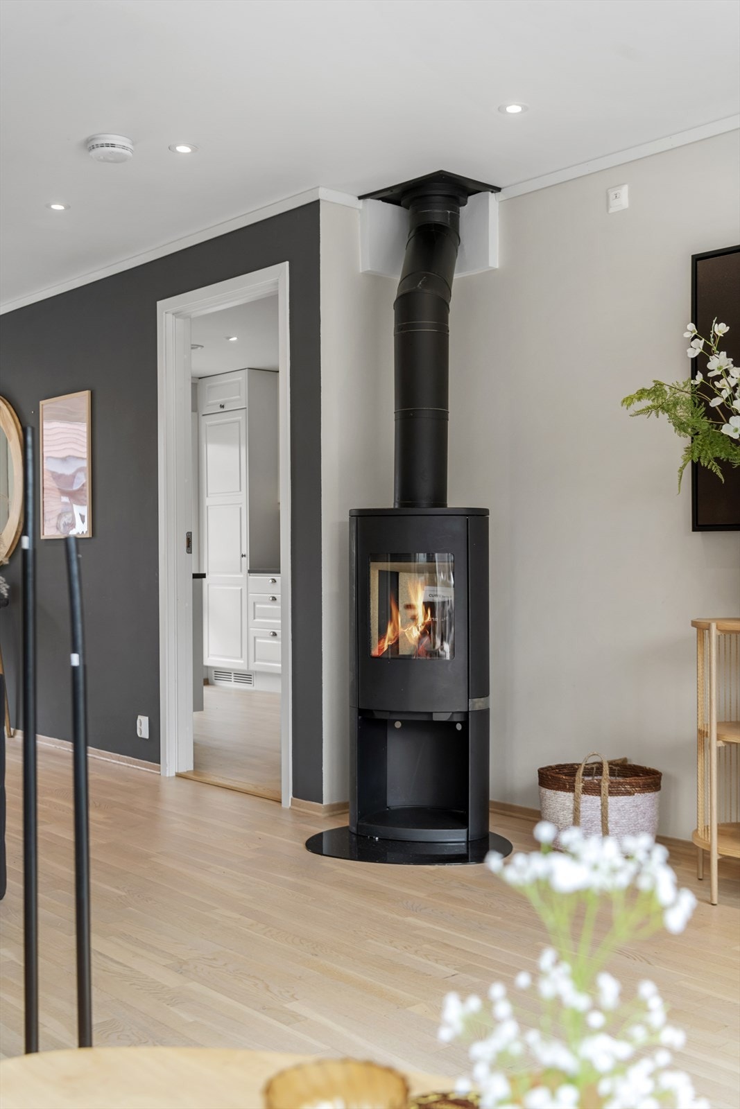 Et lunt og behagelig innemiljø er sikret med en flott peisovn, supplert med vannbåren varme i gulv. Galleribilde