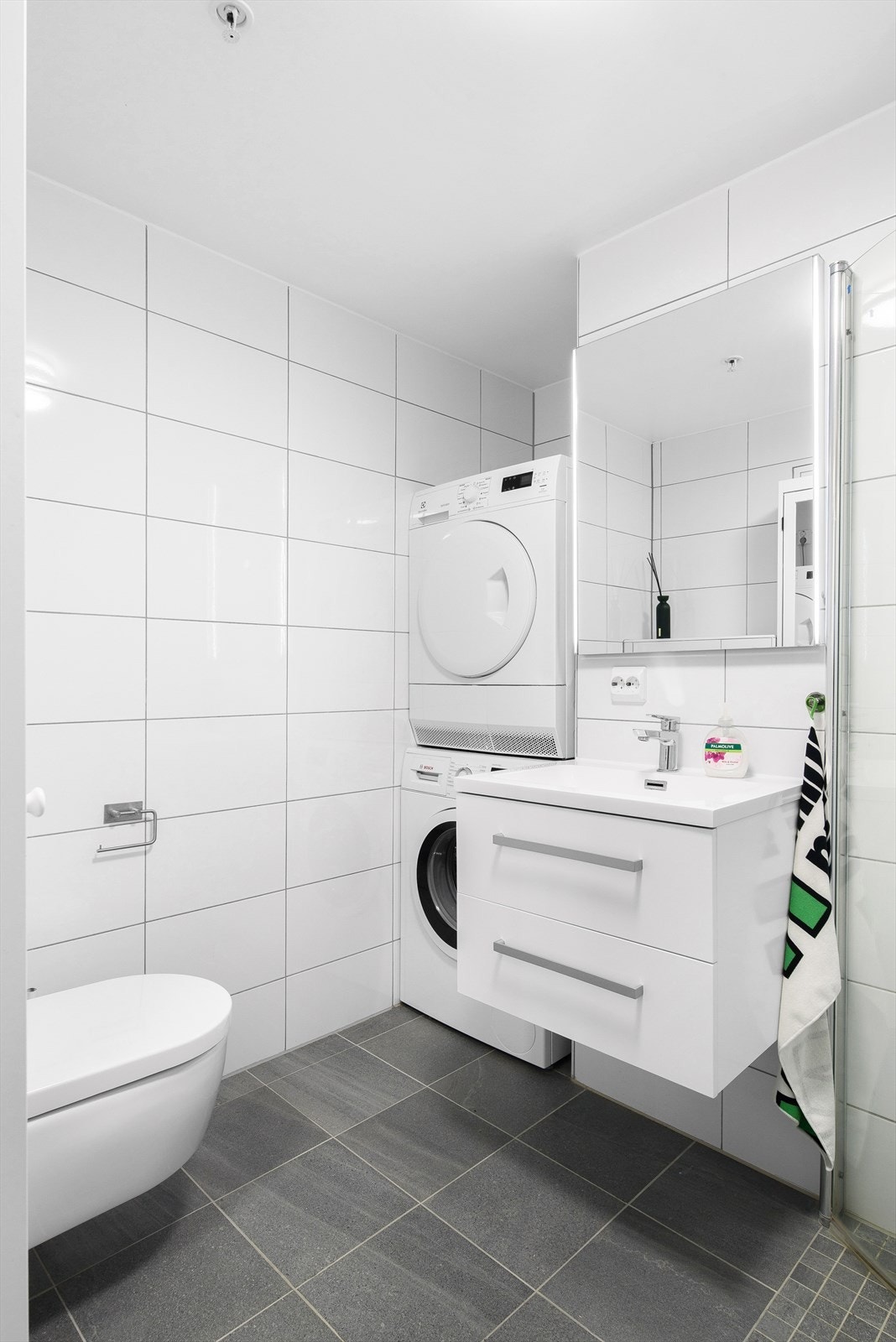 Badet fremstår moderne med innredning og fliser som er tidløse. Galleribilde