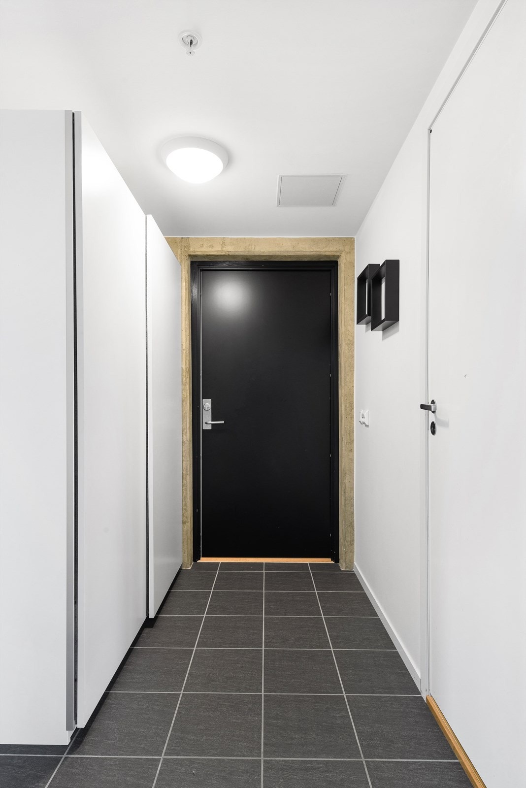 Gang med god plass til å henge fra seg yttertøy. Galleribilde
