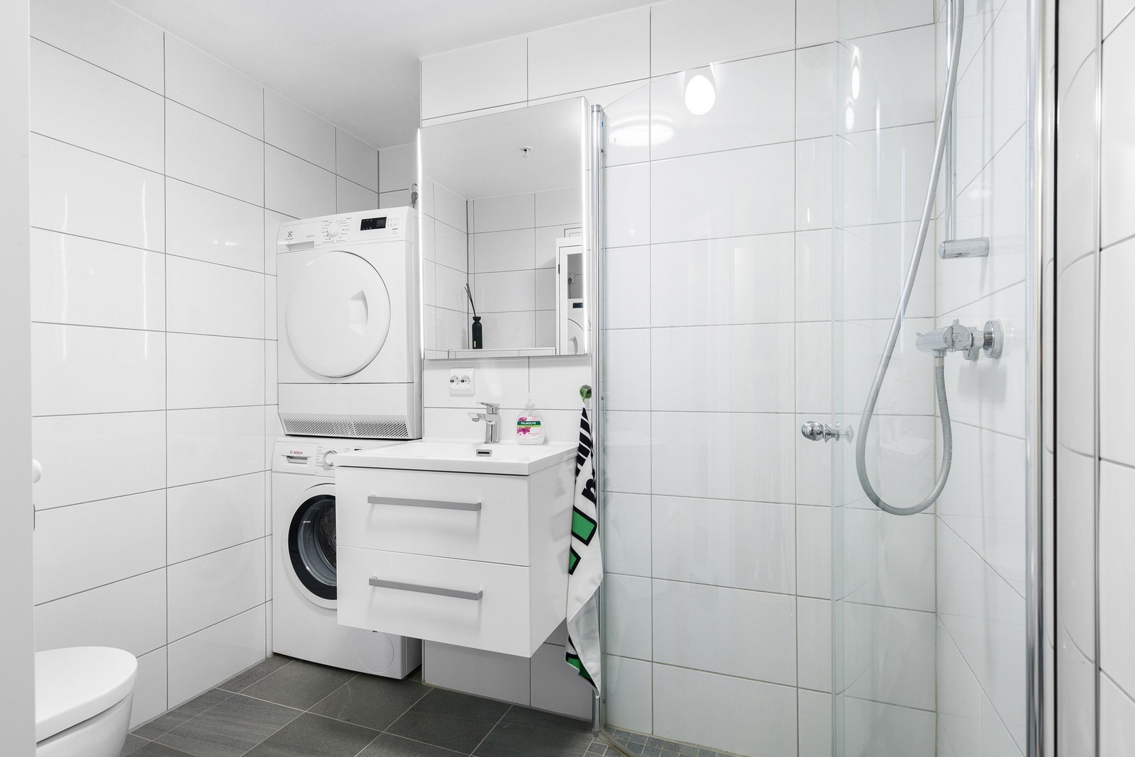Helfliset bad med plass til både vaskemaskin og tørketrommel. Galleribilde