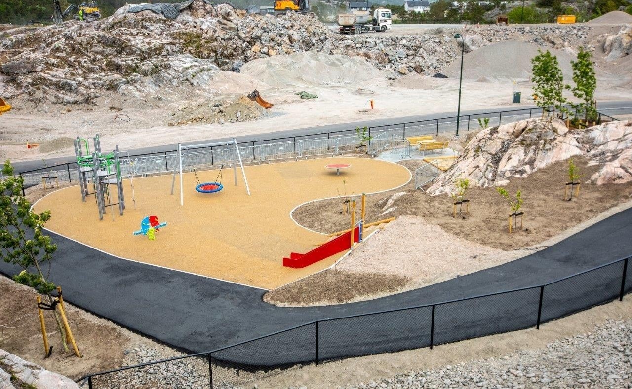 Lekeplass med beliggenhet ved sjøen i vakre omgivelser Galleribilde