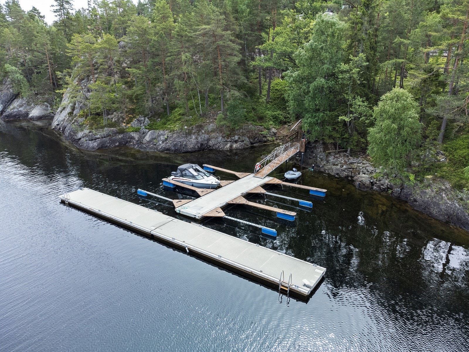 Det er felles bryggeanlegg for hytteområdet. Galleribilde