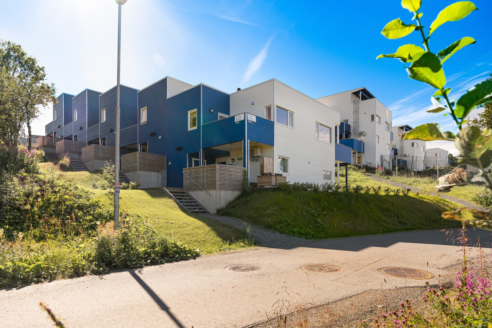 Her bor du svært solrikt og familievennlig til med kort gåavstand til både skole, barnehage, dagligvare og busstopp. I tillegg er det fantastiske turmuligheter i umiddelbar nærhet.