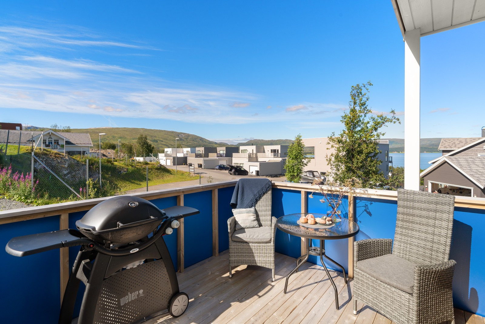 Med veranda på både nord- og sørsiden av boligen, kan du flytte deg etter sol og vind.